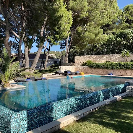 Luxury Beachfront Lilly With Private Pool וילה פובליה