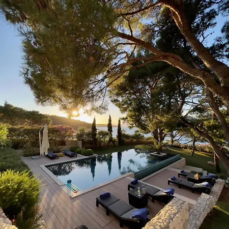 וילה Luxury Beachfront Lilly With Private Pool