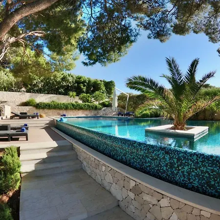 Luxury Beachfront Lilly With Private Pool וילה