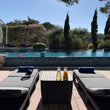 Luxury Beachfront Lilly With Private Pool פובליה
