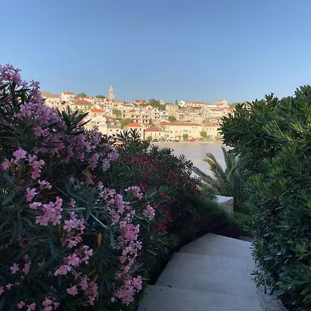 Luxury Beachfront Lilly With Private Pool פובליה