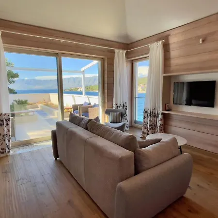 Luxury Beachfront Lilly With Private Pool וילה