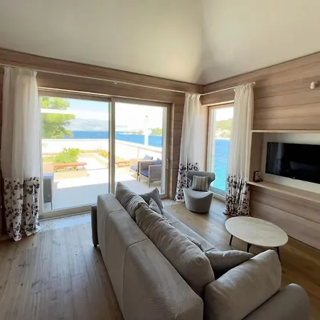 Luxury Beachfront Lilly With Private Pool פובליה