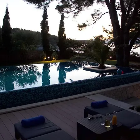 Luxury Beachfront Lilly With Private Pool וילה פובליה