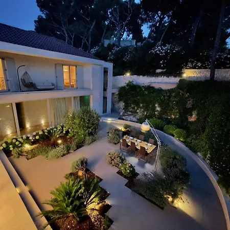 Luxury Beachfront Lilly With Private Pool