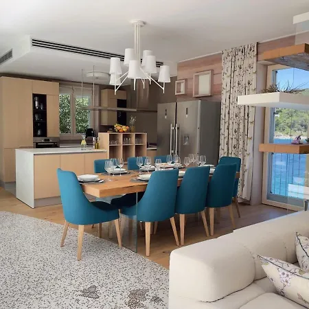Luxury Beachfront Lilly With Private Pool *